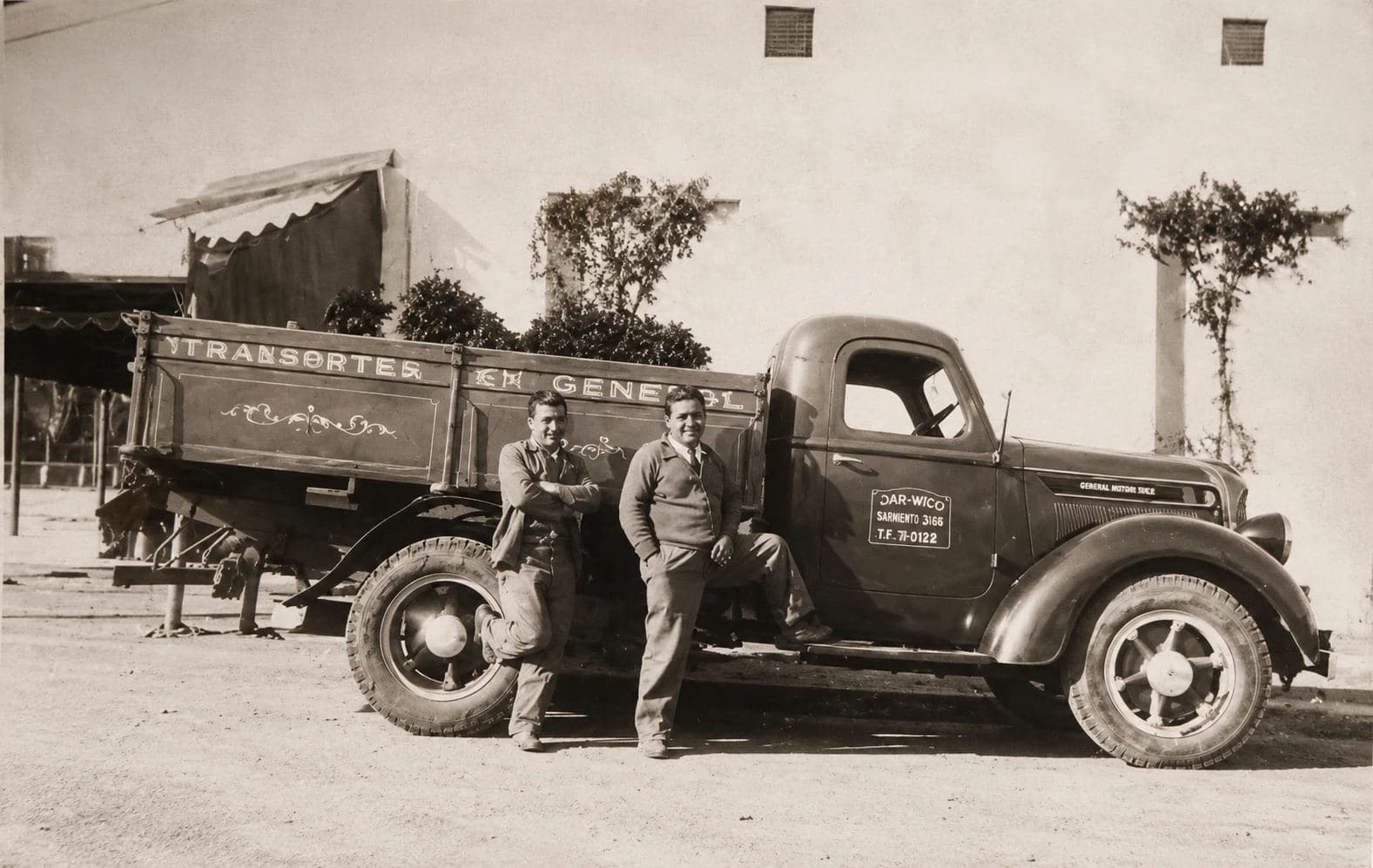 Don José Salvucci junto a su camión de transportes