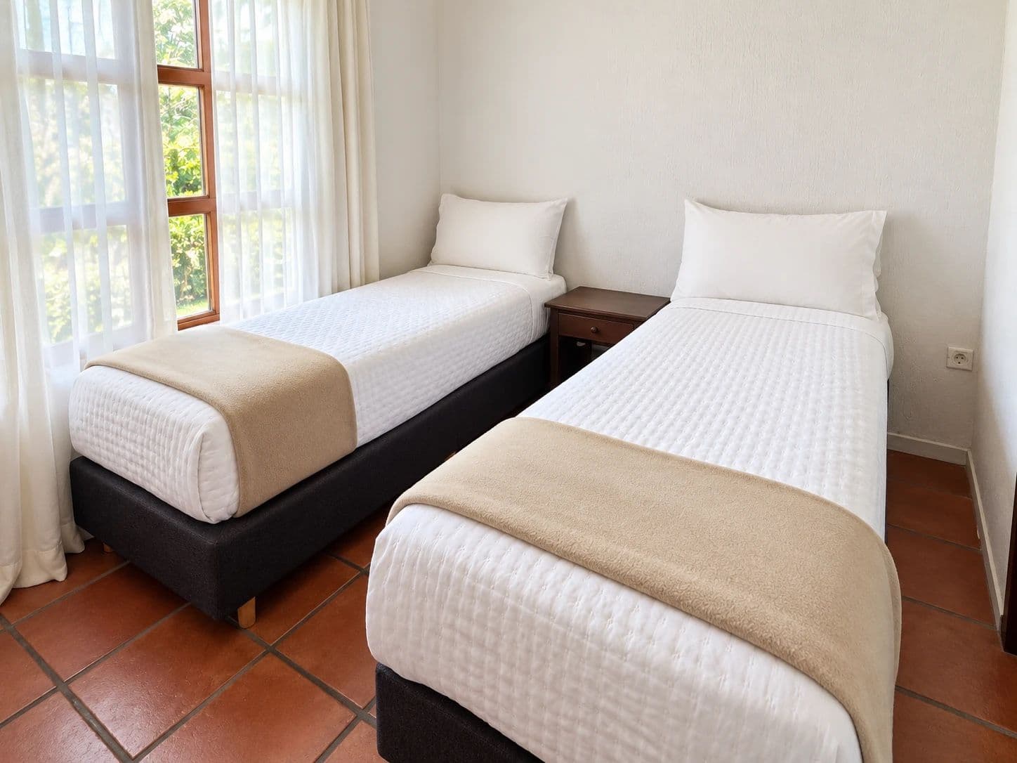 Dormitorio con dos camas de una plaza de la cabaña Tres Ambientes de Puerto Hamlet