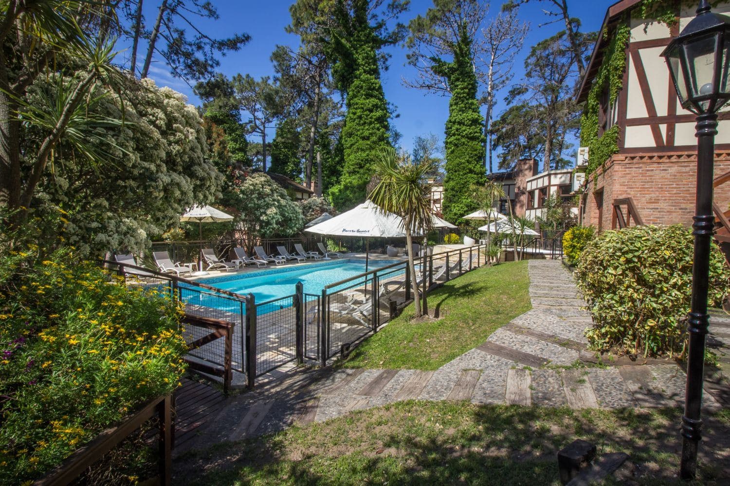 Pileta y jardín de Puerto Hamlet