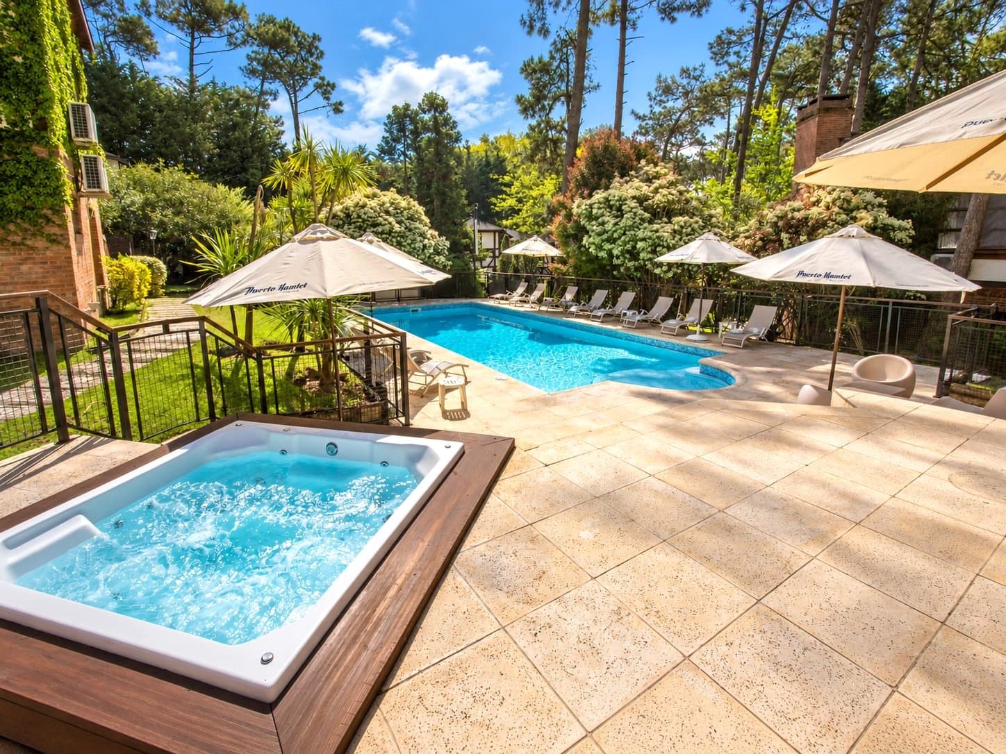 Piscina descubierta de Puerto Hamlet con reposeras y sombrillas